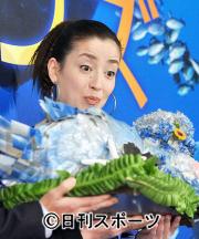 コブダイ型花束に驚きの表情を見せる宮沢りえ（撮影・藤田啓輔）