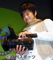 キャスト陣が話す様子をビデオカメラに収録する小栗旬(撮影・柴田寛人)