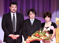 日本テレビの加藤正俊氏（中央）と前回受賞福沢克雄監督氏（左）、ファン代表の水谷一美さん