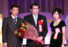 ソニー・ピクチャーズ佐野哲章氏（中央）と前回受賞高木政臣氏（左）、ファン代表の石原麻貴さん