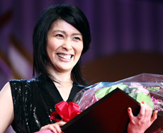 主演女優賞の松たか子は壇上で会心の笑顔を見せる(撮影・蔦林史峰)子