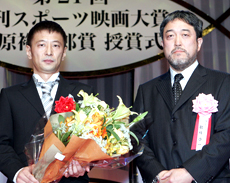 ファン大賞・洋画部門を受賞した高木(左)と脇坂氏
