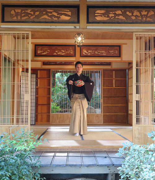 パサデナの日本庭園の茶室でパフォーマンスする梅川壱ノ介（本人提供）