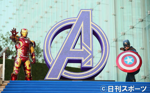 「アベンジャーズ／エンドゲーム」特別上映会　カーペットイベントに登場したアイアンマン（左）とキャプテン・アメリカ（19年4月25日＝撮影・足立雅史）