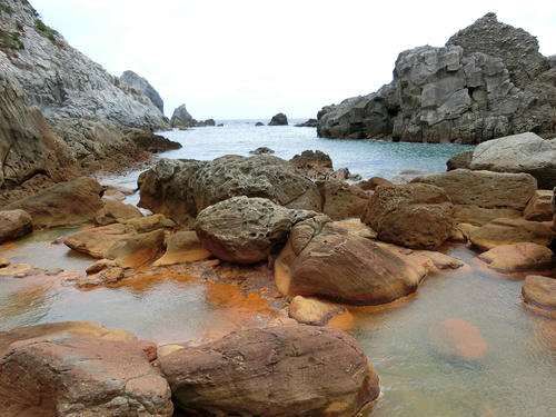 岩の谷をぬけると島の海岸に沸く“海中温泉”こと「地鉈温泉」にたどり着いた。それはいいとして脱衣所がない