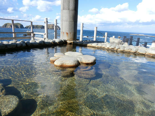 こちらは文句のつけようがない絶景を誇る、新島の「湯の浜露天温泉」。計6湯船あり24時間無料で利用可能だから最高だ