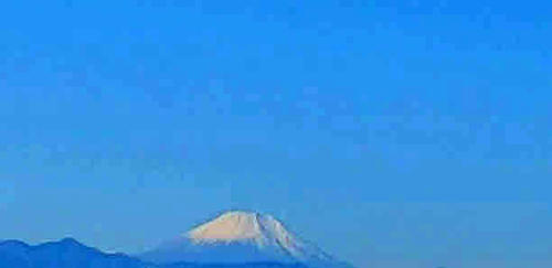 本日午前中、新宿からもはっきり見えた冠雪する富士山の雄姿。スマホ撮影のため画質はこれが限界