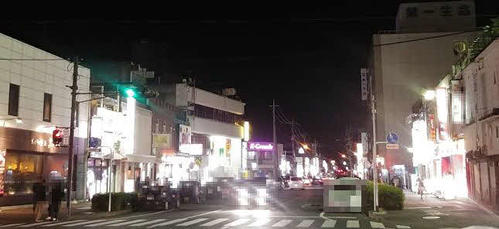 北関東最大級の繁華街、太田市「南一番街」の一角。広いメインストリートの両側にフィリピンパブ、キャバクラ、スナックなどが並ぶ