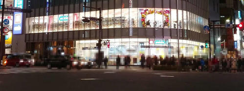 歌舞伎町や西新宿の高層ビル街にも近く、新宿「大ガード」のすぐそばにできた「ウエルシアO－GUARD新宿店」も24時間営業だ