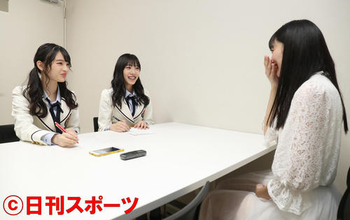 美笑女グランプリに輝いた高野渚さんを取材するNMB48新澤菜央（左手前）と横野すみれ（左奥）（撮影・白石智彦）