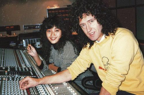 クイーンのブライアン・メイと英ロンドンでレコーディングをする本田美奈子．さん（1986年10月）
