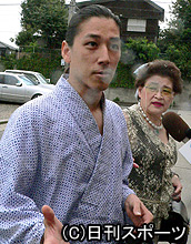 晶紀夫人が実家に帰っていることを認めた和泉元彌。右は母節子さん