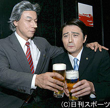 「ザ・ニュースペーパー」の“小泉純一郎前首相”（左）と“安倍晋三首相”