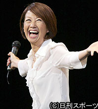 デビュー１０周年記念ツアーで熱唱する綾戸智恵