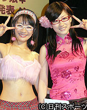 時東ぁみ（左）の妹分を決めるオーディションで合格した何文桜