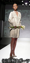 ウエディングドレスを着てファッションショーのモデルを務めた長谷川京子