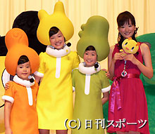 舞台あいさつに立った皆藤愛子（右端）とキグルミ（左からケイ、レナ、ミキ）