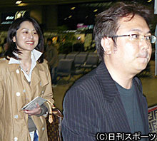 王理恵さん（左）は本田昌毅医師とハワイ婚前旅行に出発（撮影・瀬津真也）