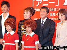 前列アニー役の２人と左から川崎麻世、山田邦子、目黒祐樹、岩崎良美