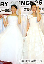 表彰式でウエディングドレスで登場した小林麻央（左）と安田美沙子