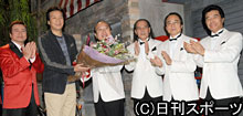 クール・ファイブから花束を受ける前川清（左から２人目）。左はラサール石井