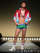 グンゼの新製品発表会でボクサーパンツ姿でモデルを務めた成宮寛貴