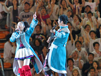 コンサートで熱唱する吉田美和（左）と中村正人（撮影・長谷川元明)