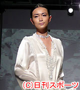 長谷川京子がウエディングドレスでファッションショーに（撮影・中野由喜）