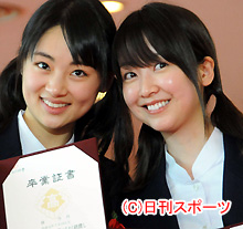 卒業式後、記念撮影する林丹丹（左）と黒川智花（撮影・長谷川元明）