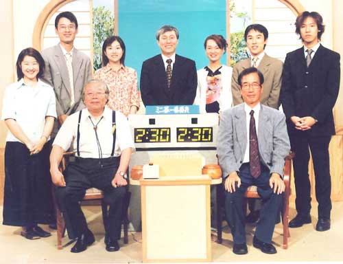 韓国の曺薫鉉（チョ・フンヒョン）９段（中央）を迎えての収録。特別対局の出演者全員で、私は後列左から２人目