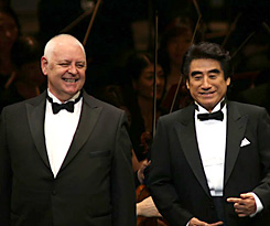 笑顔を見せる半田氏(右)とコナル・コード