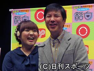 会見で抜群の呼吸を見せる関根勤と柳原可奈子(撮影・山田準)