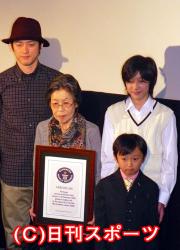 舞台あいさつをする菅井きん（左から２人目）（撮影・瀬津真也）