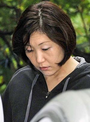 任意同行を受け自宅を出る鈴池静容疑者（共同）