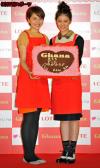 チョコを手に笑顔を見せる長沢まさみ（左）と武井咲（撮影・下田雄一）