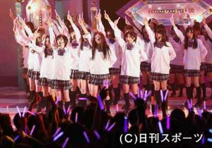 「乃木坂の詩」をファンと一緒に歌う乃木坂４６（撮影・沢野健太）