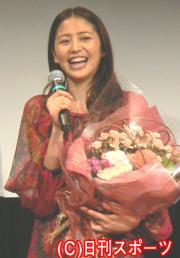 誕生プレゼントに花束をもらって笑顔の長沢まさみ（撮影・小谷野俊哉）