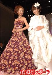 和ドレスの神田うの、白無垢のほしのあき(右)(撮影・長谷川元明)