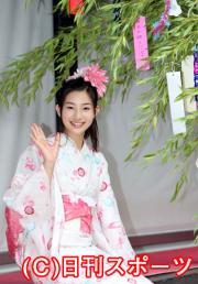 短冊に願いを込めた足立梨花(撮影・神戸崇利)