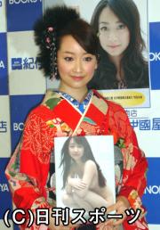 女優黒川智花は、和服姿で写真集「風花」をＰＲした（撮影・柴田寛人）
