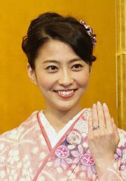 笑顔で婚約指輪を見せる小林麻央（共同）