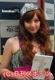 写真集の発売記念イベントを行った佐々木希（撮影・中野由喜）