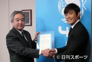 ユニセフ協会専務理事の早水研氏(左)から感謝状を受け取るイ・ビョンホン