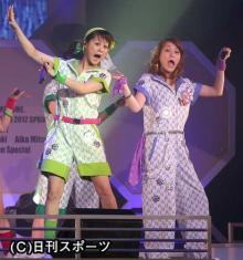 モーニング娘。を卒業する新垣里沙（左）と光井愛佳（撮影・浅見桂子）
