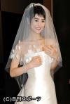 豪華なジュエリーを身にまとい、ウエディングドレス姿を披露する夏目三久