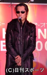 点灯式であいさつする石井竜也(撮影・柴田寛人)