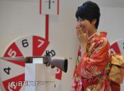 抽選のボーガンを放った栄倉奈々(撮影・田中理恵)