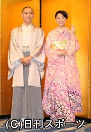 婚約発表会見で指輪を披露する小林麻央(右)と笑顔の市川海老蔵