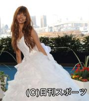 プロデュースしたウエディングドレスを披露し結婚を報告したＳＨＥＩＬＡ