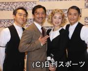 ４人で１３９役に挑む、左から浅野和之、石丸幹二、高岡早紀、今村ねずみ